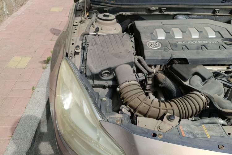 Used Buick Regal 2011 2.0L Comfort Edition Engine Bay Right