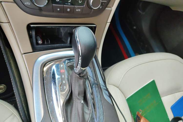 Used Buick Regal 2011 2.4L SIDI Flagship Edition Gear Lever