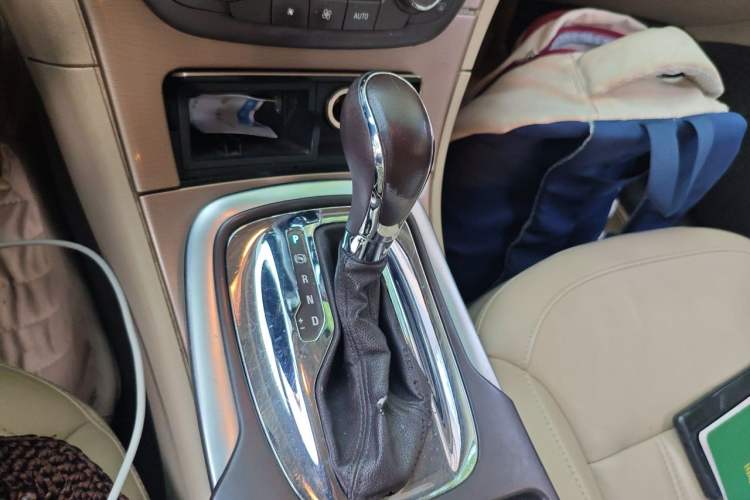 Used Buick Regal 2011 2.4L SIDI Elite Edition Gear Lever
