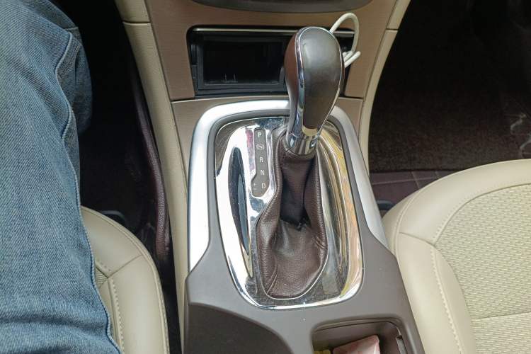 Used Buick Regal 2011 2.0L Comfort Edition Gear Lever