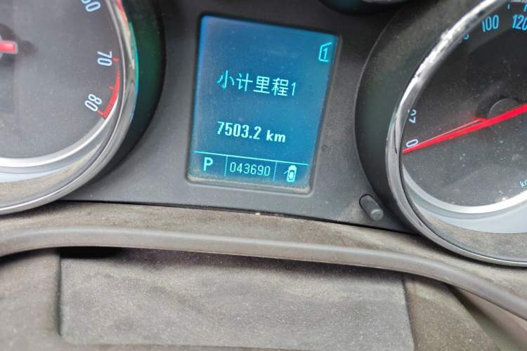 Used Buick Regal 2011 2.0L Comfort Edition Odometer Close Up