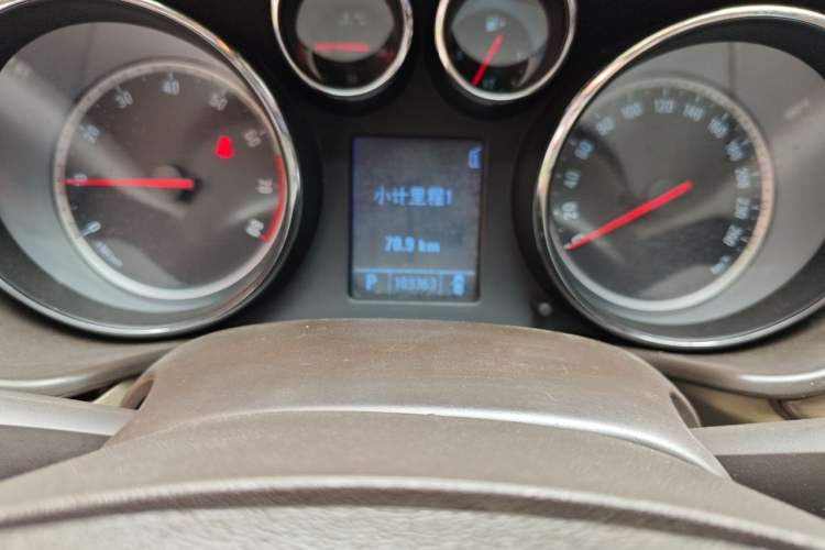 Used Buick Regal 2011 2.0L Comfort Edition Odometer Close Up