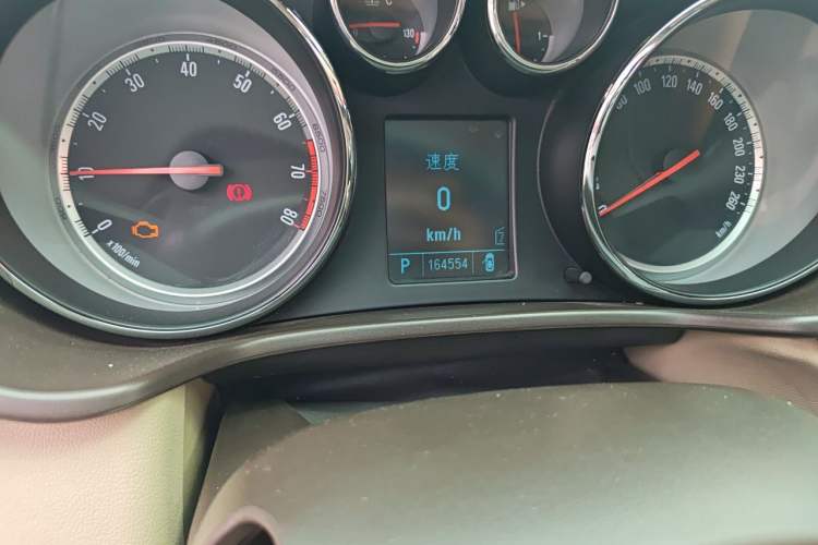Used Buick Regal 2011 2.0L Comfort Edition Odometer Close Up