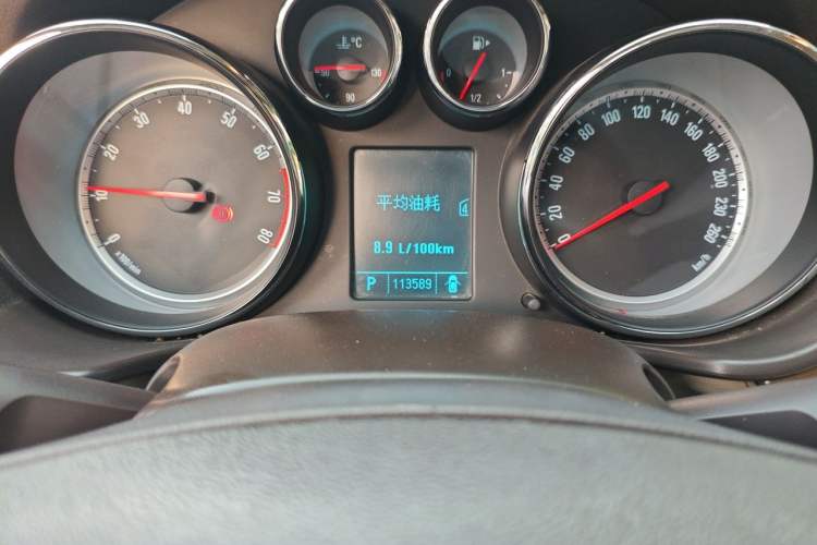 Used Buick Regal 2011 2.4L SIDI Elite Edition Odometer Close Up