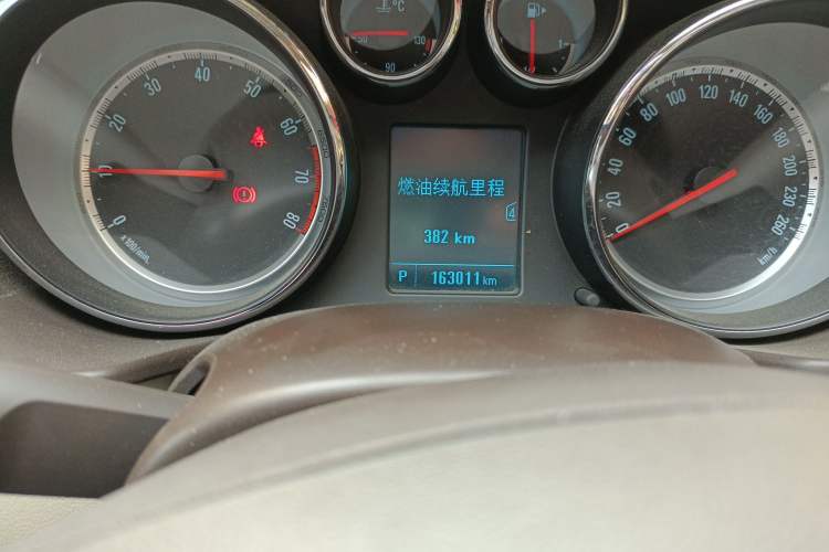 Used Buick Regal 2011 2.0L Comfort Edition Odometer Close Up
