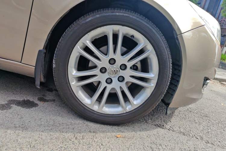 Used Buick Regal 2011 2.4L SIDI Comfort Edition Right Front Wheel Hub
