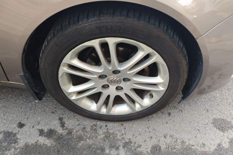 Used Buick Regal 2011 2.4L SIDI Elite Edition Right Front Wheel Hub