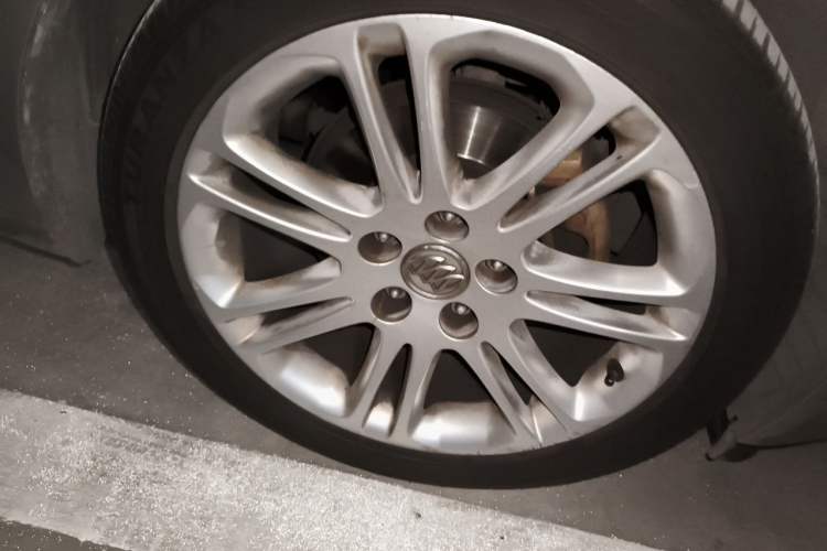 Used Buick Regal 2011 2.4L SIDI Elite Edition Right Front Wheel Hub