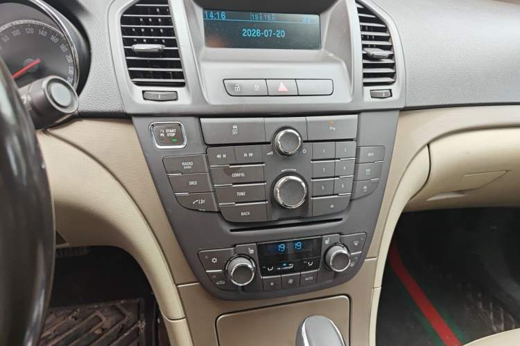 Used Buick Regal 2012 2.0L Luxury Edition Audio And AC Panel