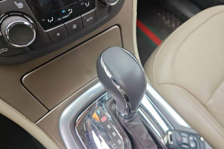 Used Buick Regal 2012 2.0L Luxury Edition Gear Lever