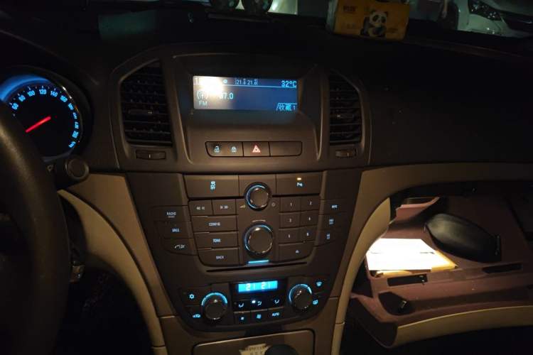 Used Buick Regal 2012 2.0L Comfort Edition Audio And AC Panel