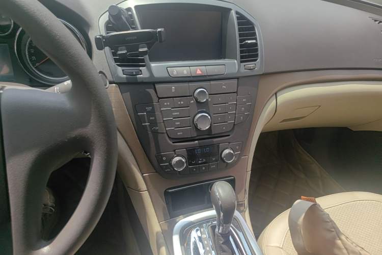 Used Buick Regal 2012 2.0L Comfort Edition Audio And AC Panel