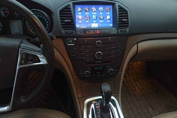 Used Buick Regal 2012 2.0L Luxury Edition Audio And AC Panel