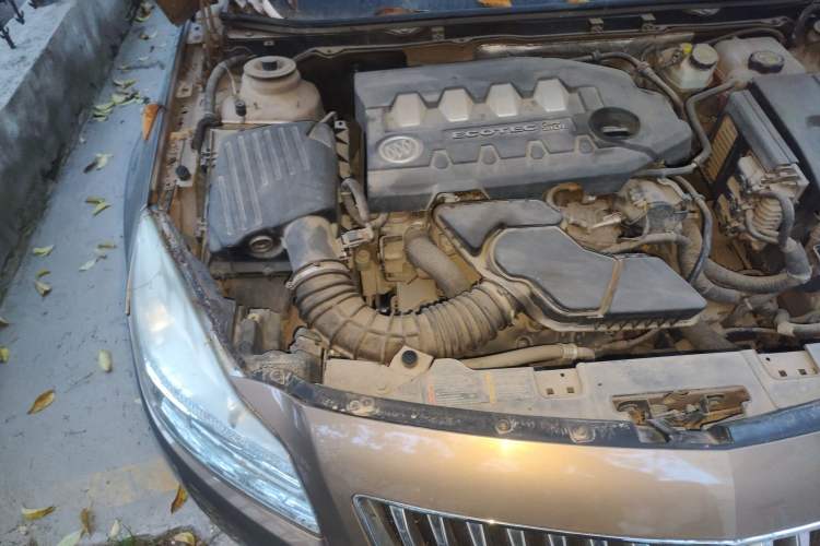 Used Buick Regal 2012 2.4L SIDI Elite Edition Engine Bay Right