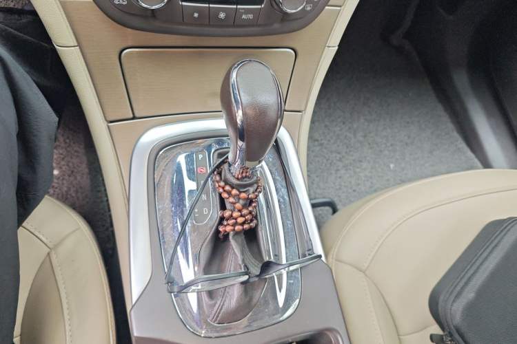 Used Buick Regal 2012 2.0L Luxury Edition Gear Lever