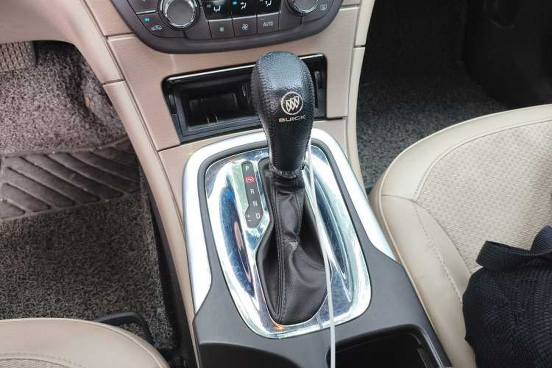 Used Buick Regal 2012 2.0L Luxury Edition Gear Lever