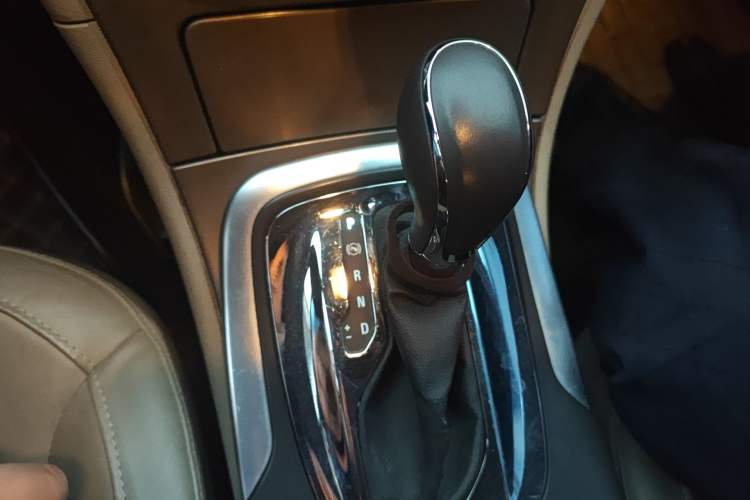 Used Buick Regal 2012 2.0L Luxury Edition Gear Lever