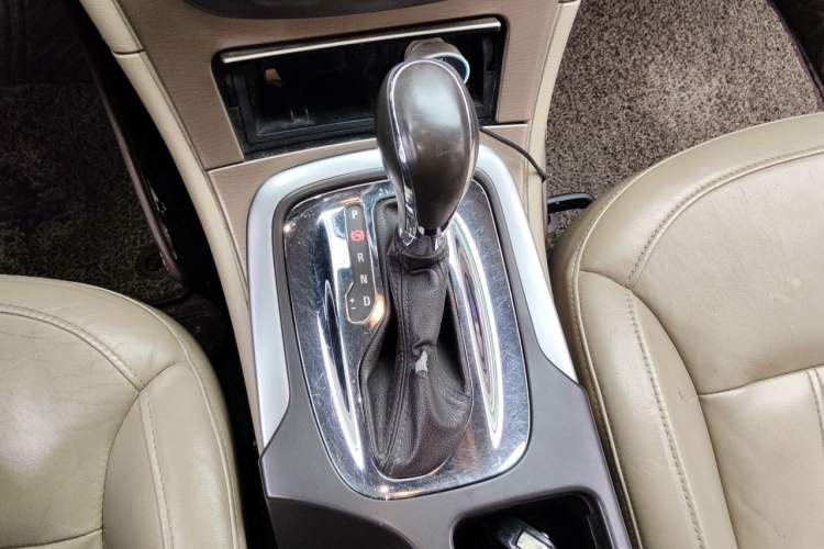 Used Buick Regal 2012 2.0L Luxury Edition Gear Lever