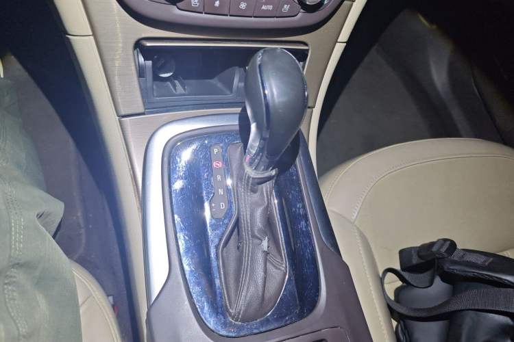Used Buick Regal 2012 2.4L SIDI Flagship Edition Gear Lever