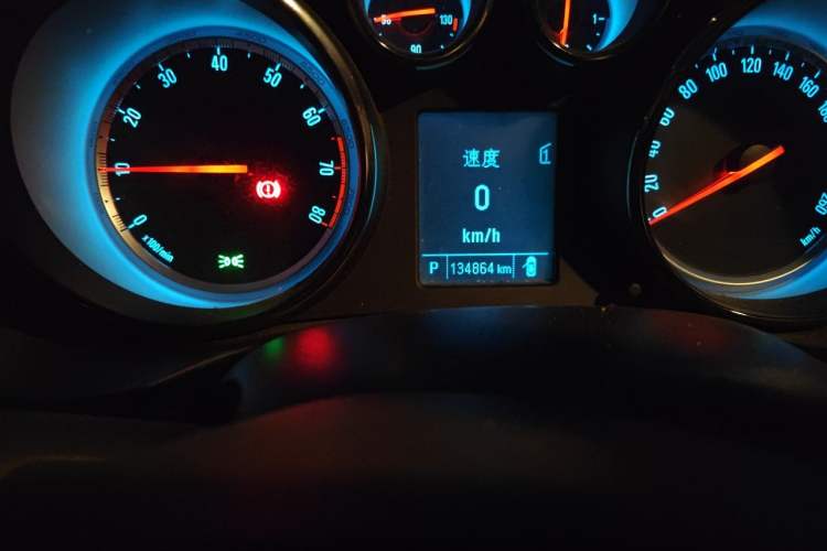 Used Buick Regal 2012 2.0L Comfort Edition Odometer Close Up