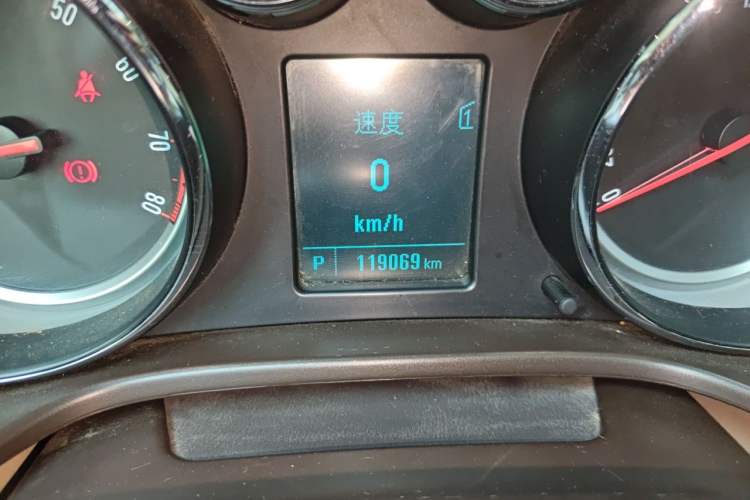 Used Buick Regal 2012 2.0L Comfort Edition Odometer Close Up