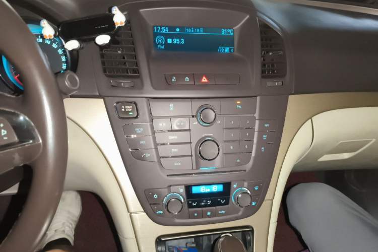 Used Buick Regal 2012 2.0L Luxury Edition Audio And AC Panel