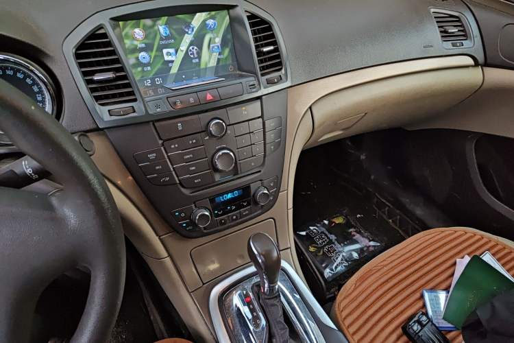 Used Buick Regal 2012 2.0L Comfort Edition Audio And AC Panel