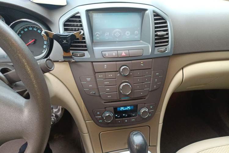 Used Buick Regal 2012 2.0L Comfort Edition Audio And AC Panel