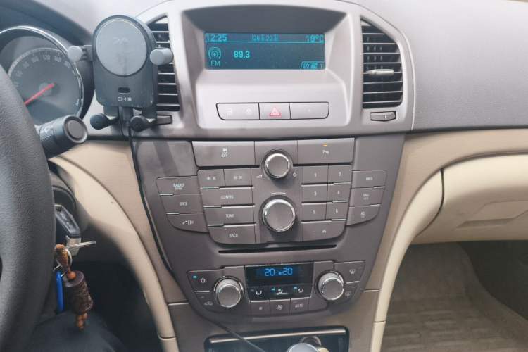 Used Buick Regal 2012 2.0L Comfort Edition Audio And AC Panel