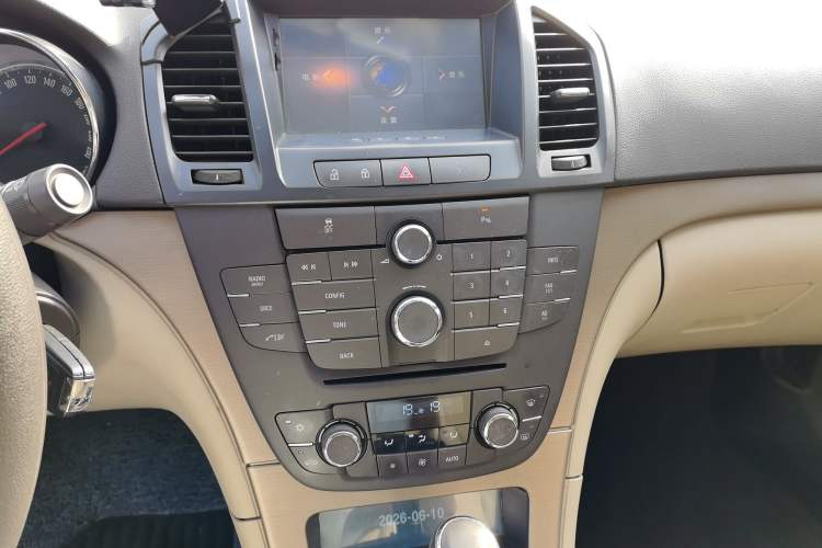 Used Buick Regal 2012 2.0L Comfort Edition Audio And AC Panel
