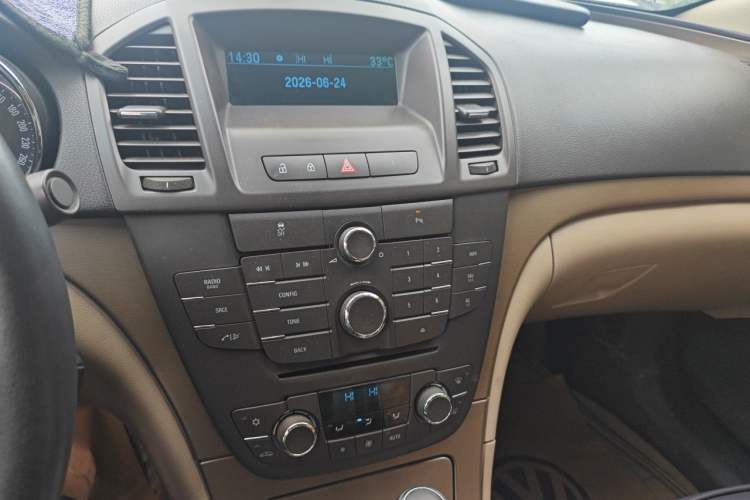 Used Buick Regal 2012 2.0L Comfort Edition Audio And AC Panel