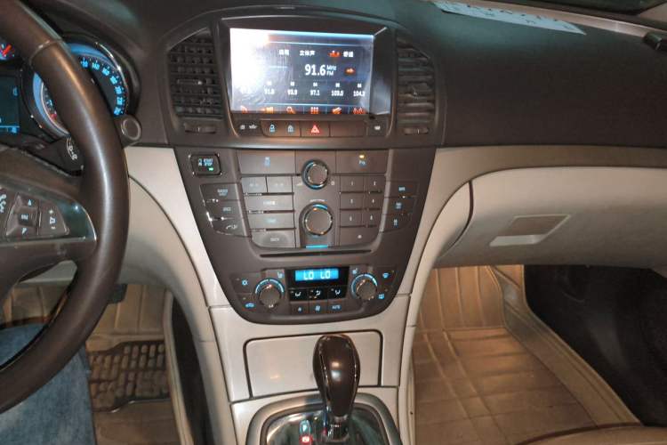 Used Buick Regal 2012 2.0L Luxury Edition Audio And AC Panel