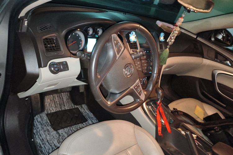 Used Buick Regal 2012 2.4L SIDI Elite Edition Center Console