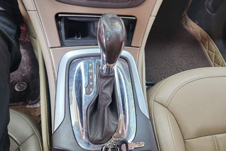 Used Buick Regal 2012 2.0L Luxury Edition Gear Lever