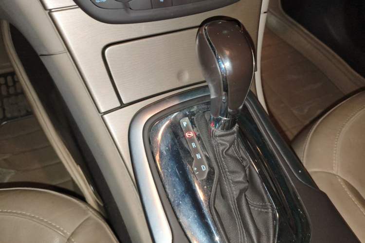 Used Buick Regal 2012 2.0L Luxury Edition Gear Lever