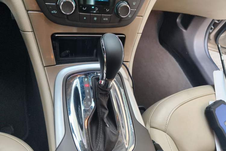Used Buick Regal 2012 2.0L Luxury Edition Gear Lever
