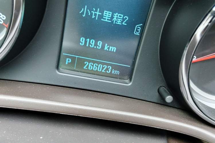 Used Buick Regal 2012 2.0L Comfort Edition Odometer Close Up