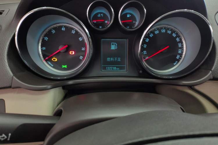 Used Buick Regal 2012 2.0L Comfort Edition Odometer Close Up