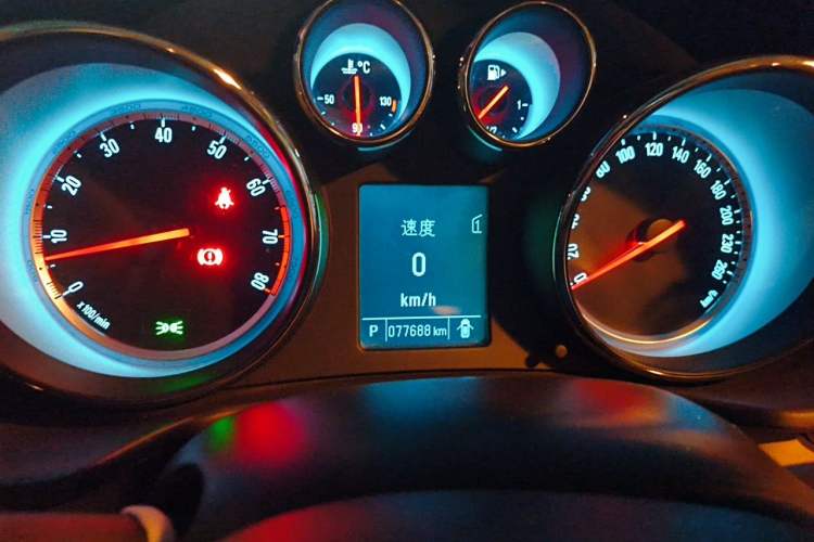 Used Buick Regal 2012 2.0L Luxury Edition Odometer Close Up