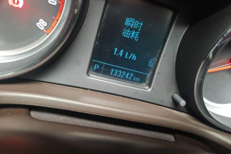 Used Buick Regal 2012 2.0L Comfort Edition Odometer Close Up