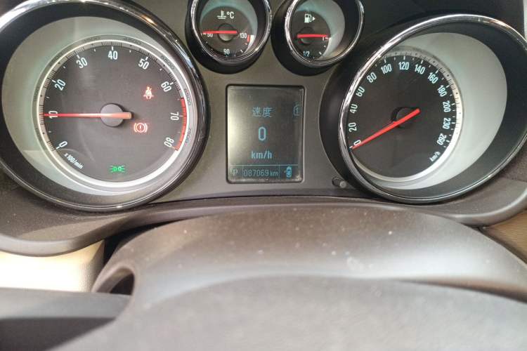 Used Buick Regal 2012 2.0L Comfort Edition Odometer Close Up