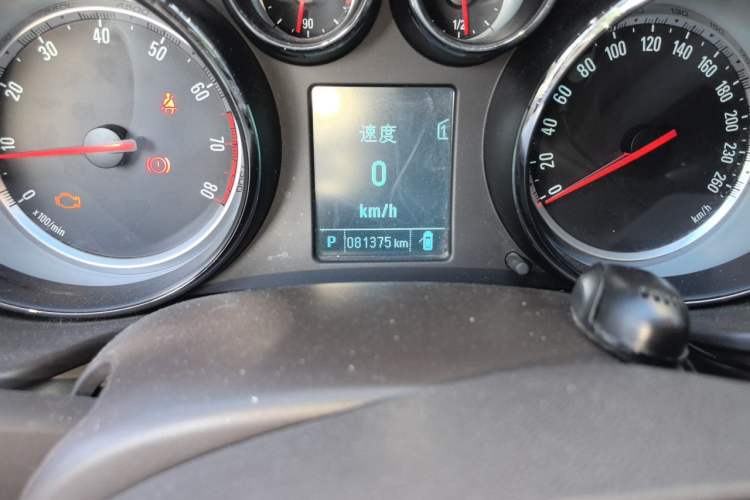 Used Buick Regal 2012 2.0L Comfort Edition Odometer Close Up