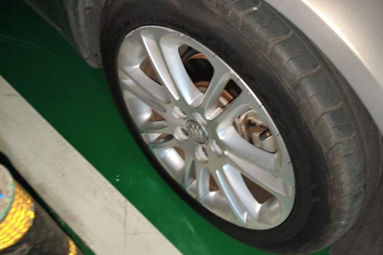 Used Buick Regal 2012 2.4L SIDI Elite Edition Right Front Wheel Hub