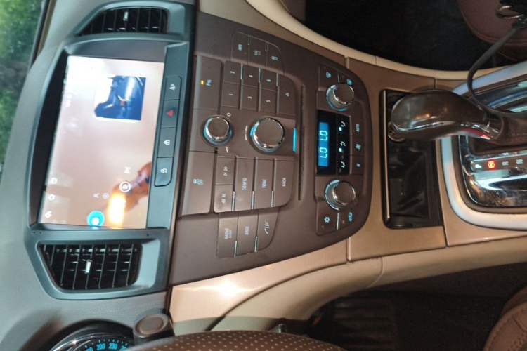Used Buick Regal 2012 2.0L Comfort Edition Audio And AC Panel