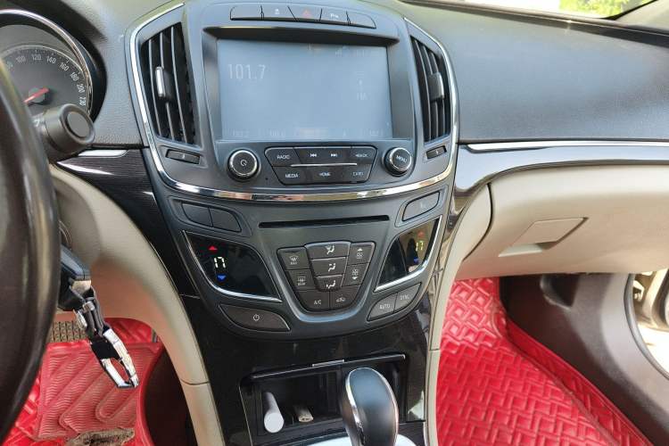 Used Buick Regal 2012 2.0L Comfort Edition Audio And AC Panel