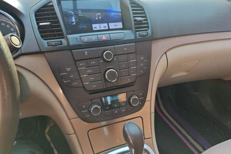 Used Buick Regal 2012 2.0L Comfort Edition Audio And AC Panel