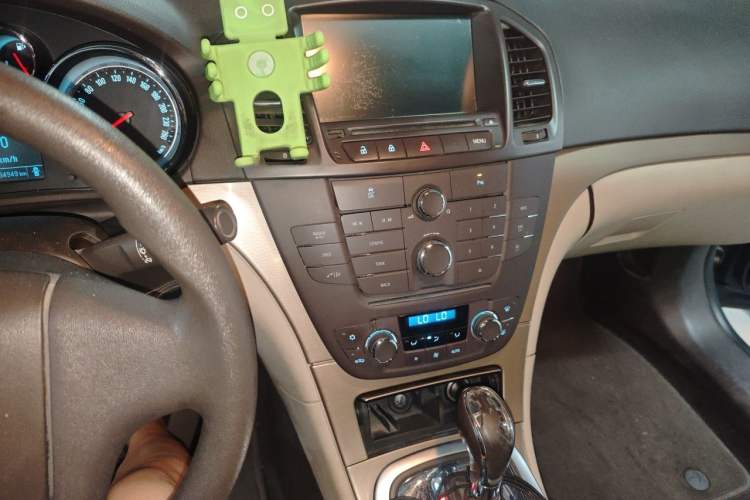 Used Buick Regal 2012 2.0L Comfort Edition Audio And AC Panel