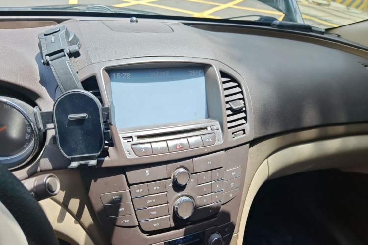Used Buick Regal 2012 2.0L Comfort Edition Audio And AC Panel