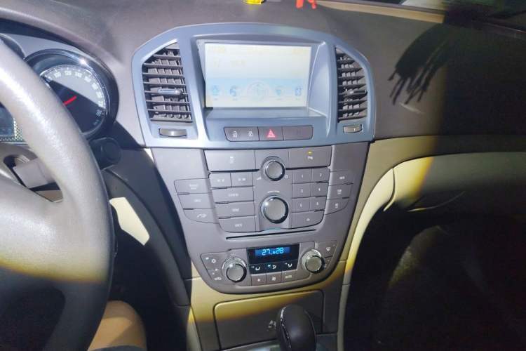 Used Buick Regal 2012 2.0L Comfort Edition Audio And AC Panel