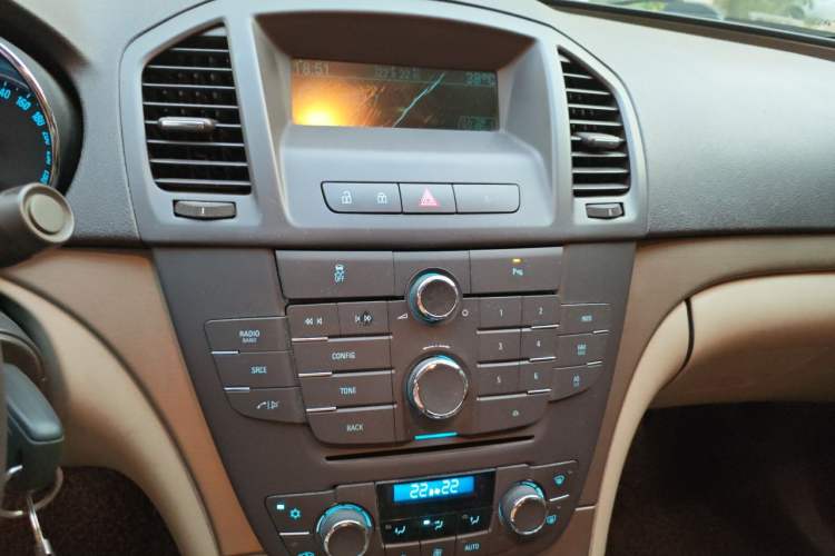 Used Buick Regal 2012 2.0L Comfort Edition Audio And AC Panel
